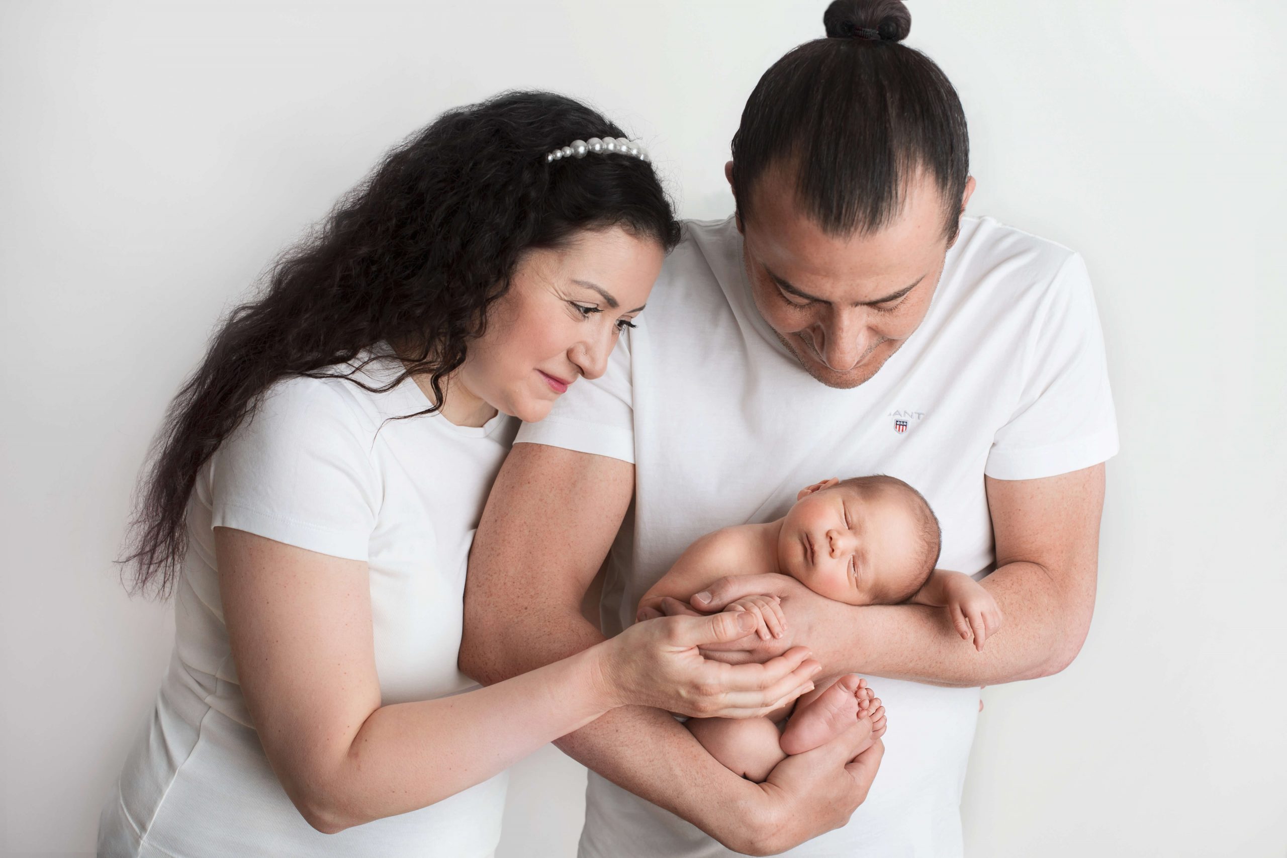 yenidoğan aile baba anne bebek fotoğrafı