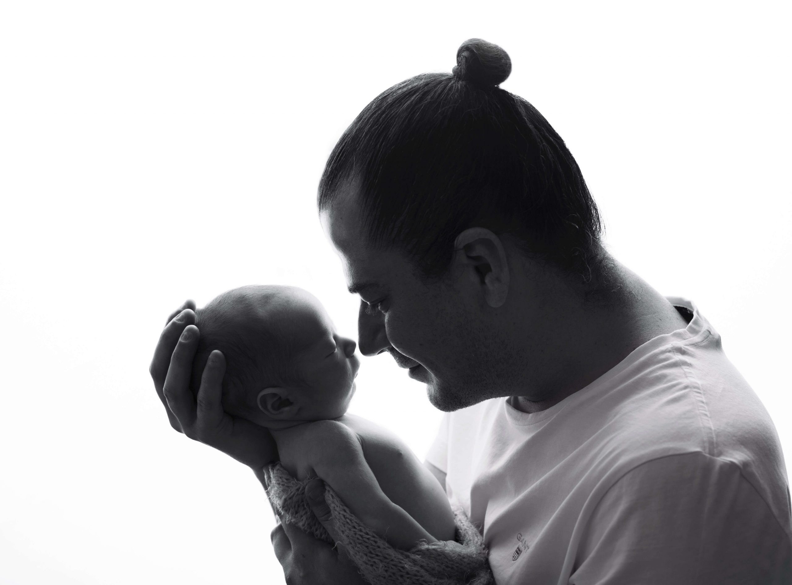 yenidoğan aile bebek baba oğul fotoğrafı